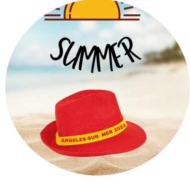 Chapeau rouge sur le sable avec le texte "SUMMER" et le soleil en arrière-plan.