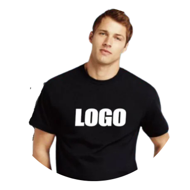 Homme portant un t-shirt noir avec le mot "LOGO" en lettres blanches.