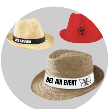 Trois chapeaux : un paille clair, un foncé et un rouge avec logo "Bel Air Event".